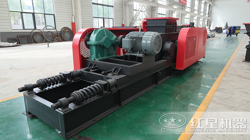 對輥制砂機(jī)車間實(shí)拍 對輥制砂機(jī)車間實(shí)拍