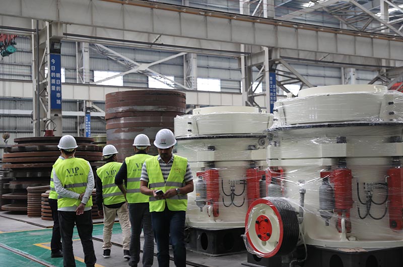 客戶一行來廠考察頁(yè)巖破碎機(jī)設(shè)備 客戶一行來廠考察頁(yè)巖破碎機(jī)設(shè)備