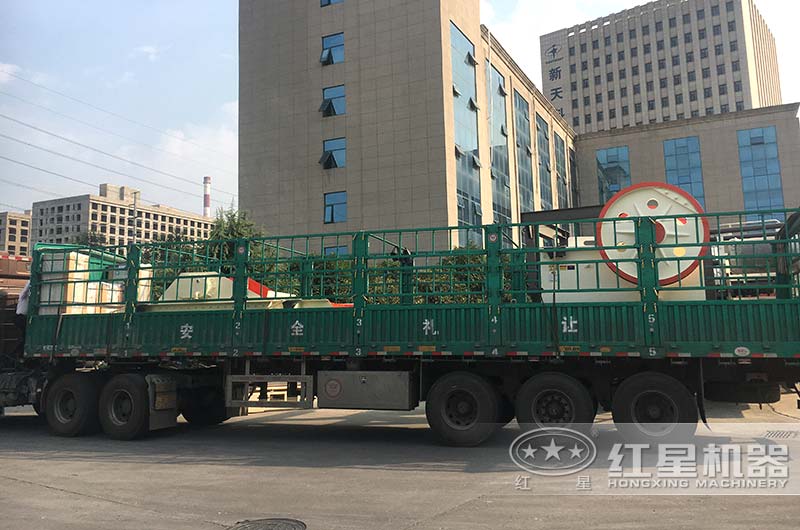 紅星機(jī)器廠家發(fā)貨顎式破碎機(jī)一臺 紅星機(jī)器廠家發(fā)貨顎式破碎機(jī)一臺