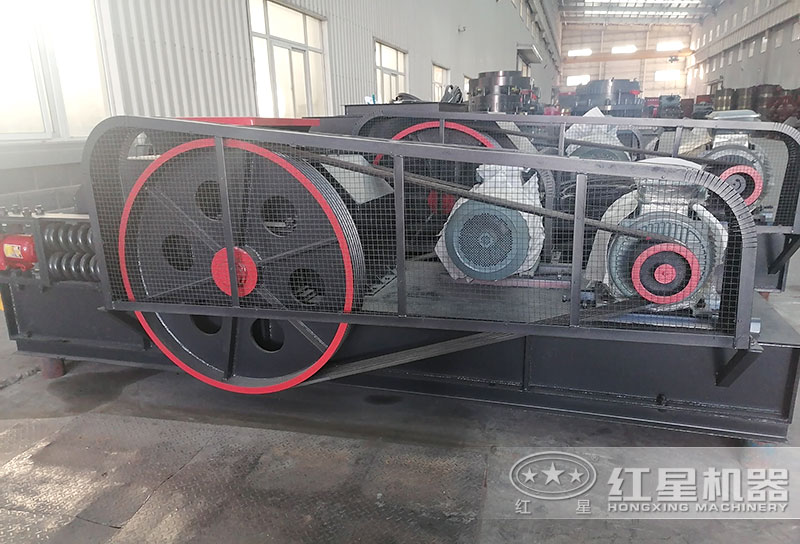 對輥制砂機(jī)車間近景實(shí)拍 對輥制砂機(jī)車間近景實(shí)拍