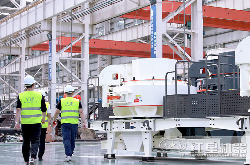 客戶下單之前來廠參觀，工程師全程陪伴講解