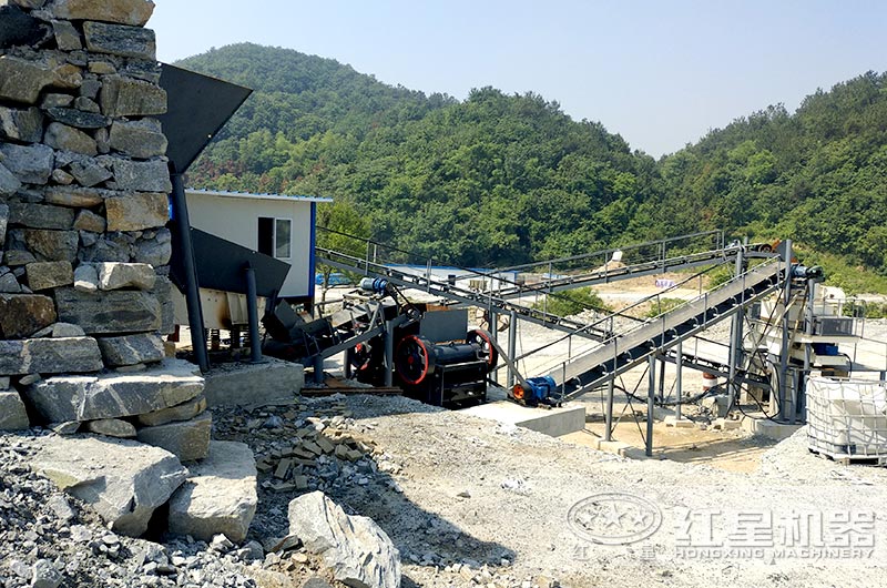 顎式細破碎機破碎現場，搭配制砂機使用